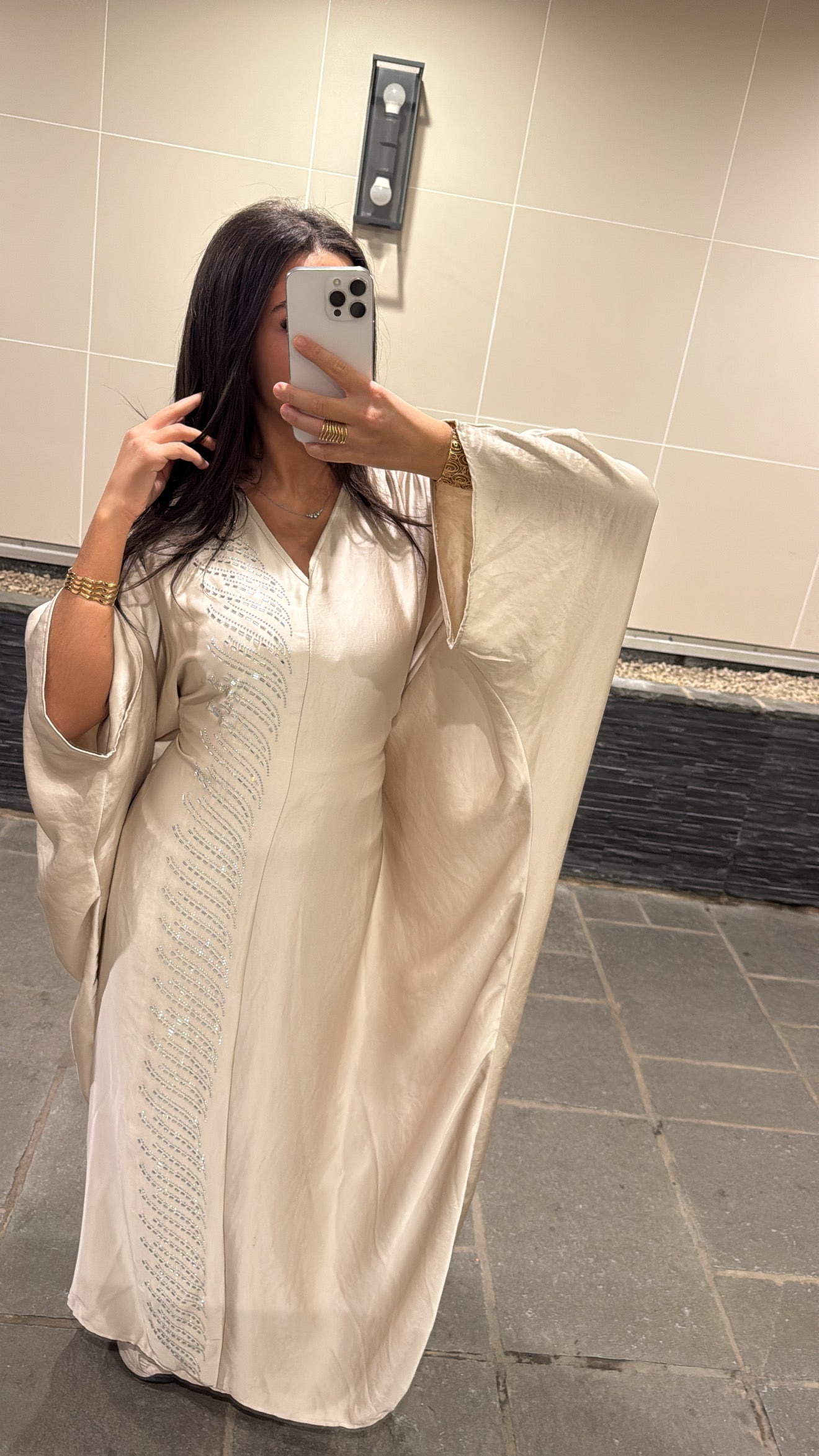 Abaya sarah a ceinture intérieure beige , avec des strass sur un côté