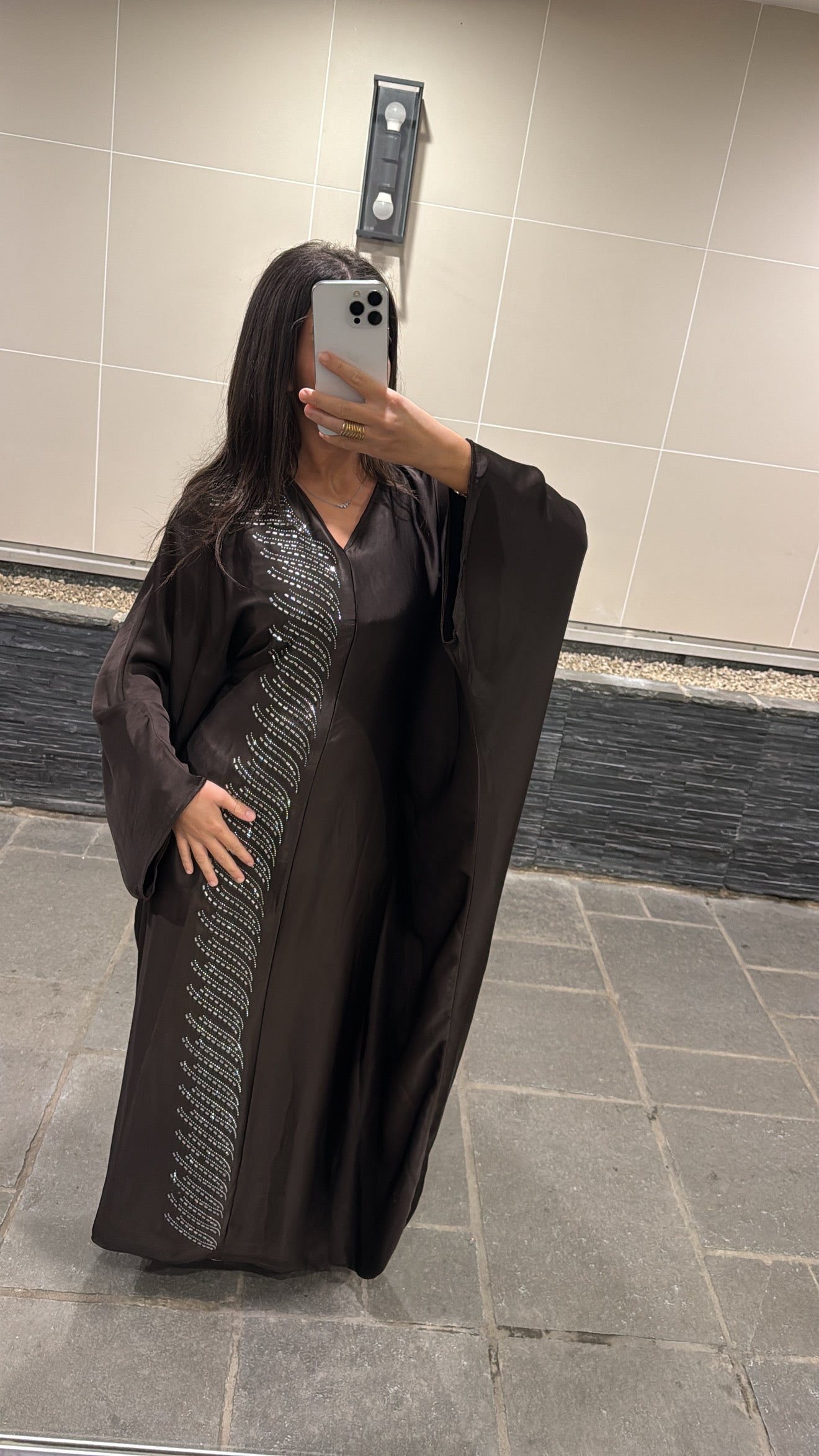 Abaya sarah a ceinture intérieure marron chocolat , avec des strass sur un côté