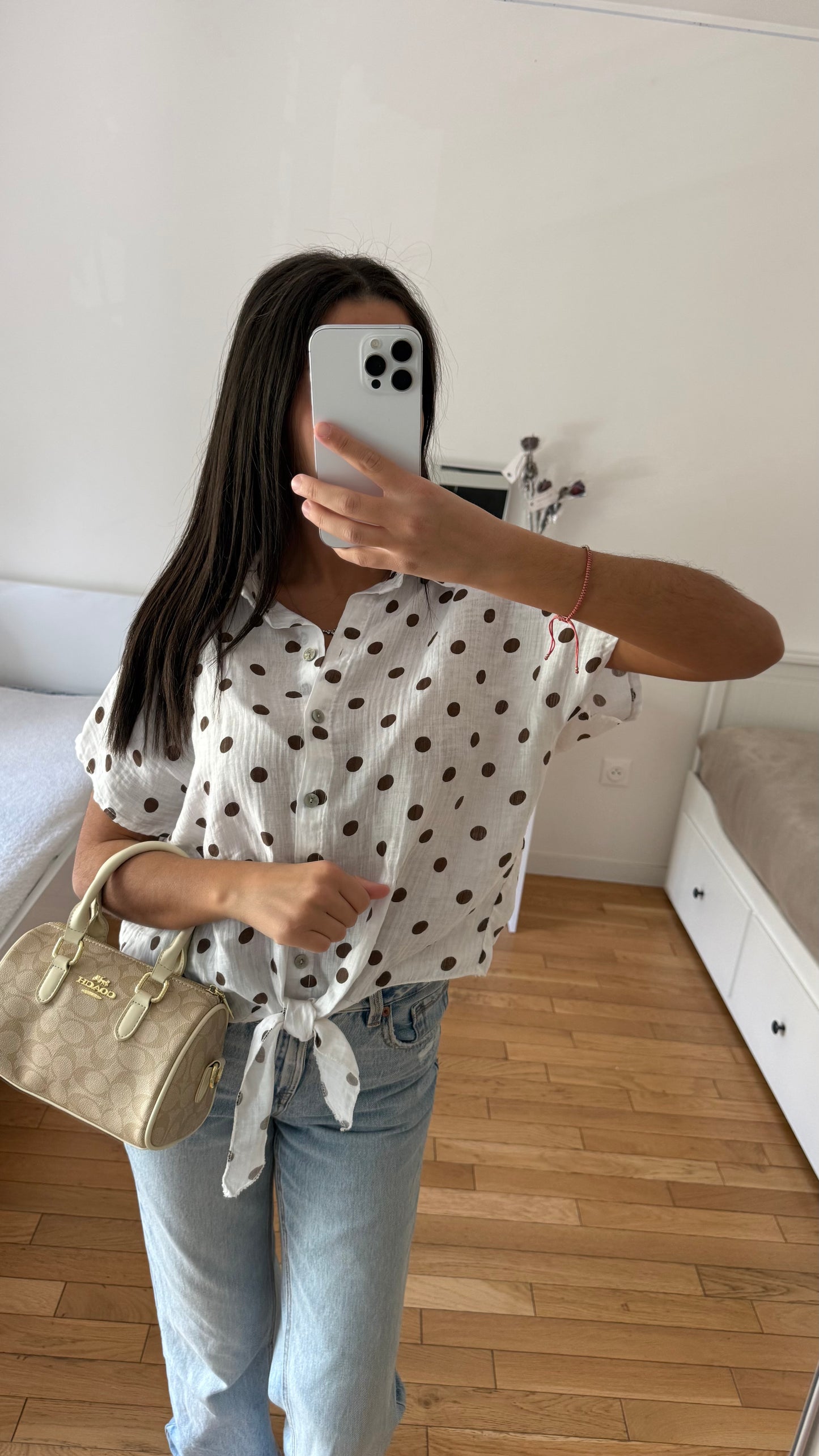 Chemise à pois blanche