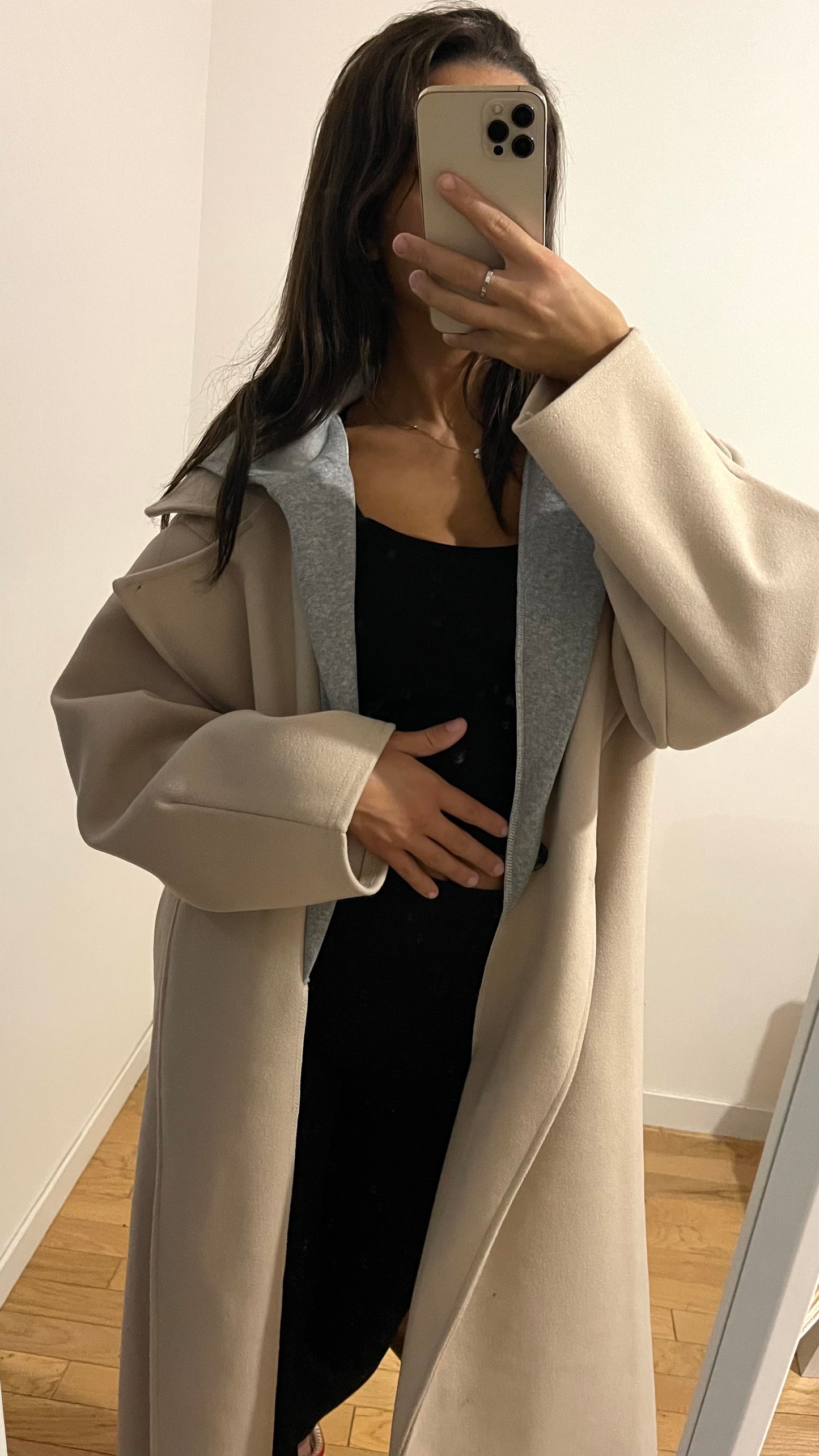 Manteau beige avec capuche grise integrée