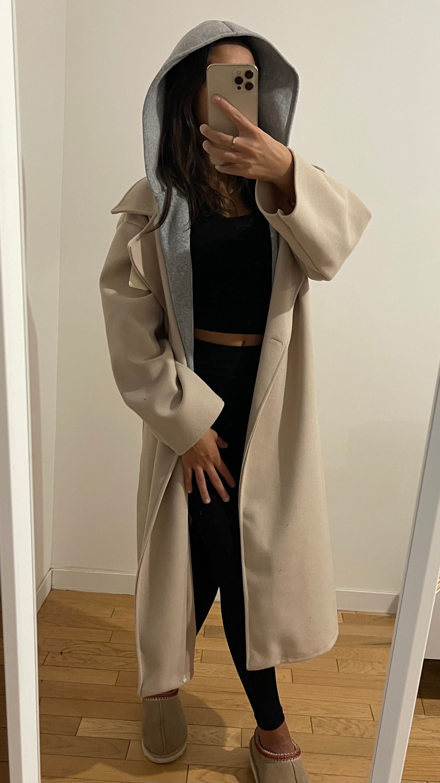 Manteau beige avec capuche grise integrée