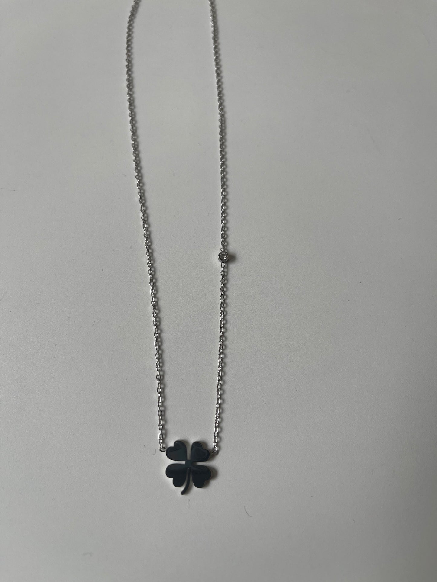 Collier trèfle argenté avec diamant