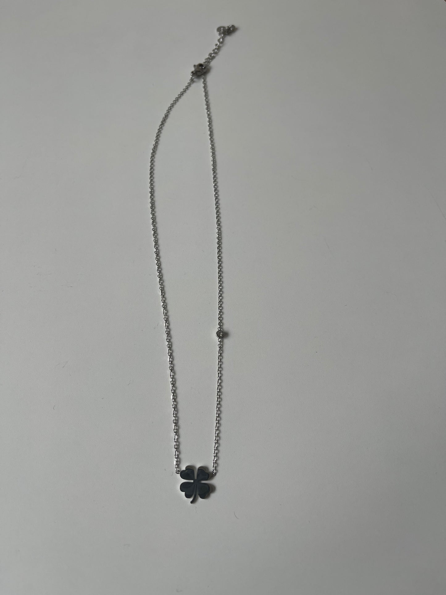 Collier trèfle argenté avec diamant