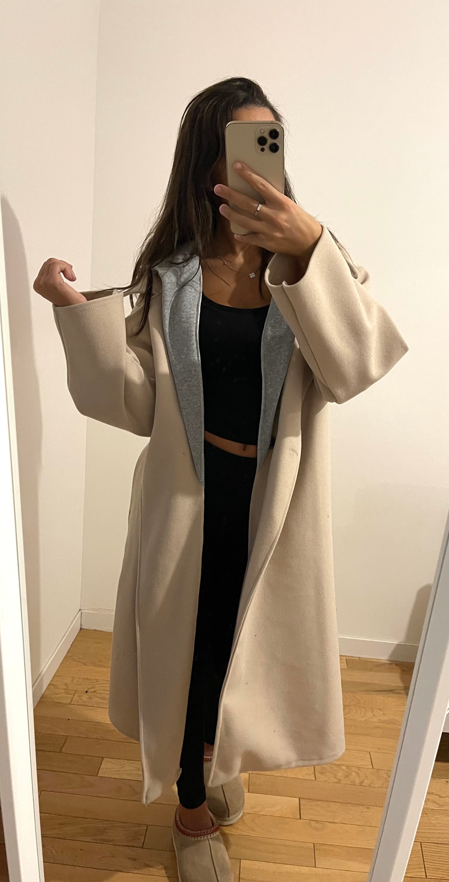 Manteau beige avec capuche grise integrée