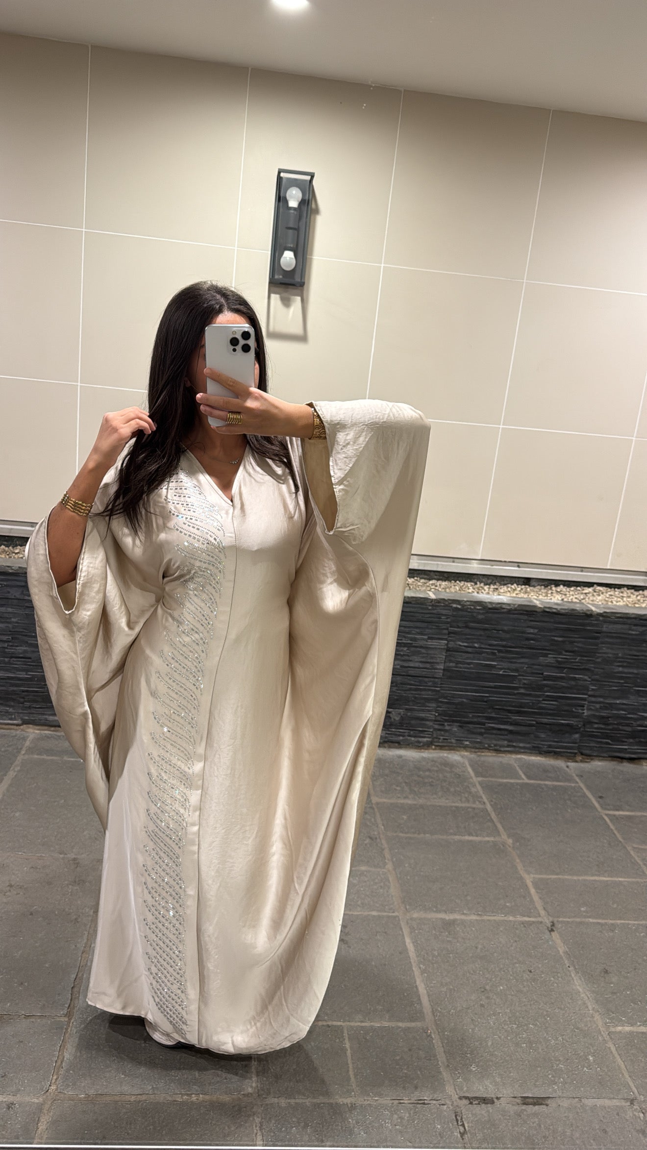 Abaya sarah a ceinture intérieure beige , avec des strass sur un côté