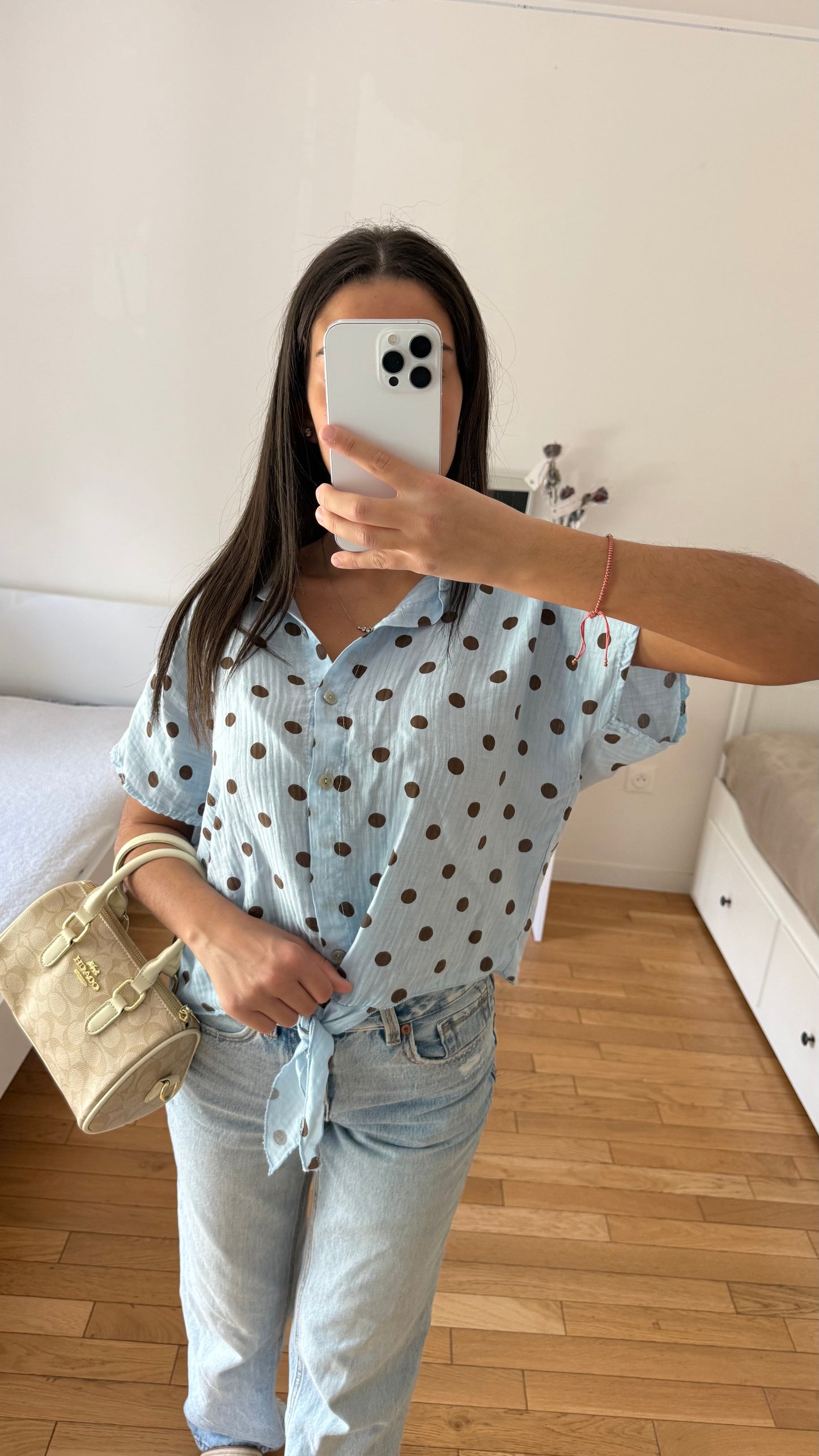 Chemise à pois bleue