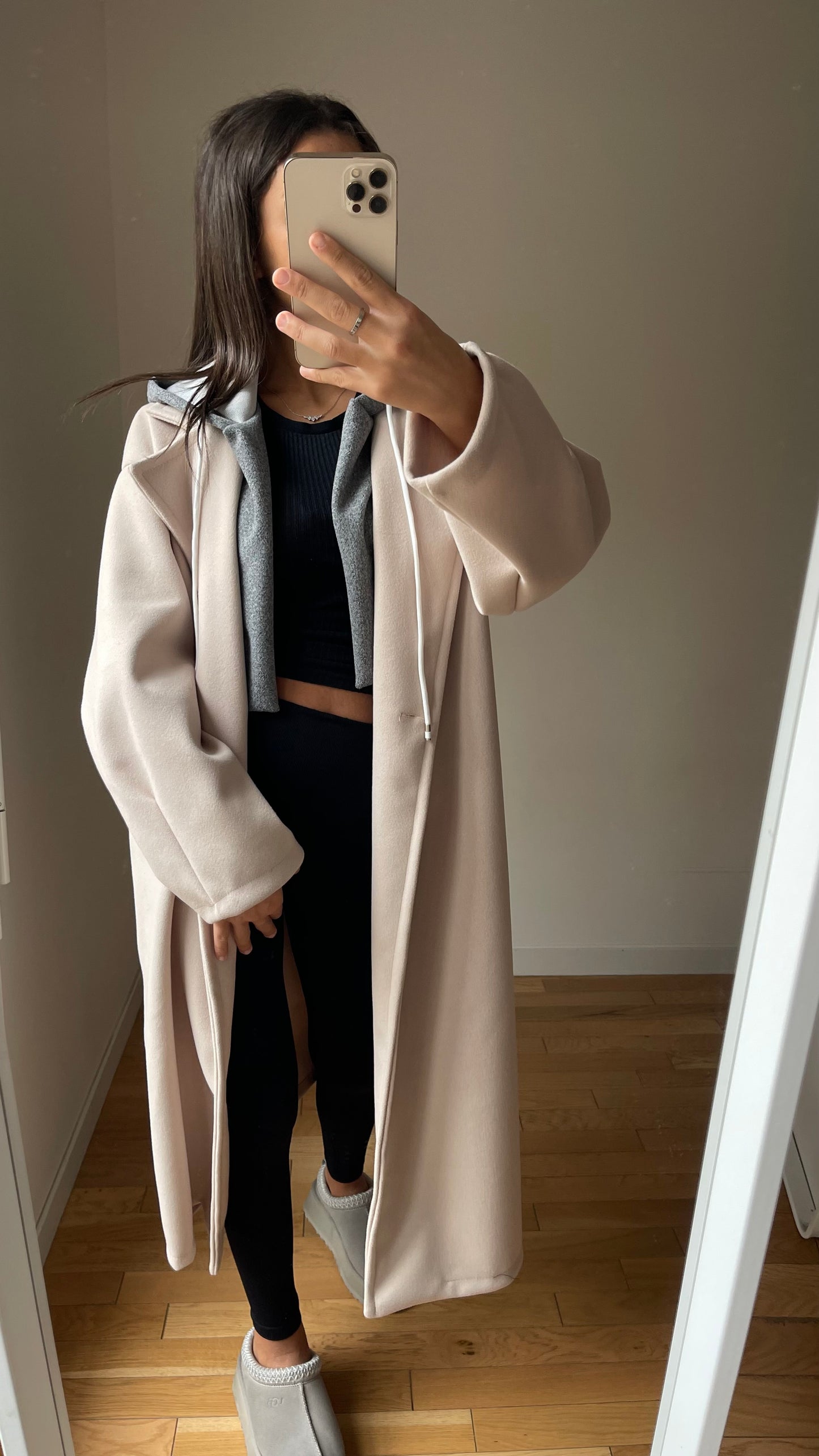 Manteau beige avec capuche grise integrée