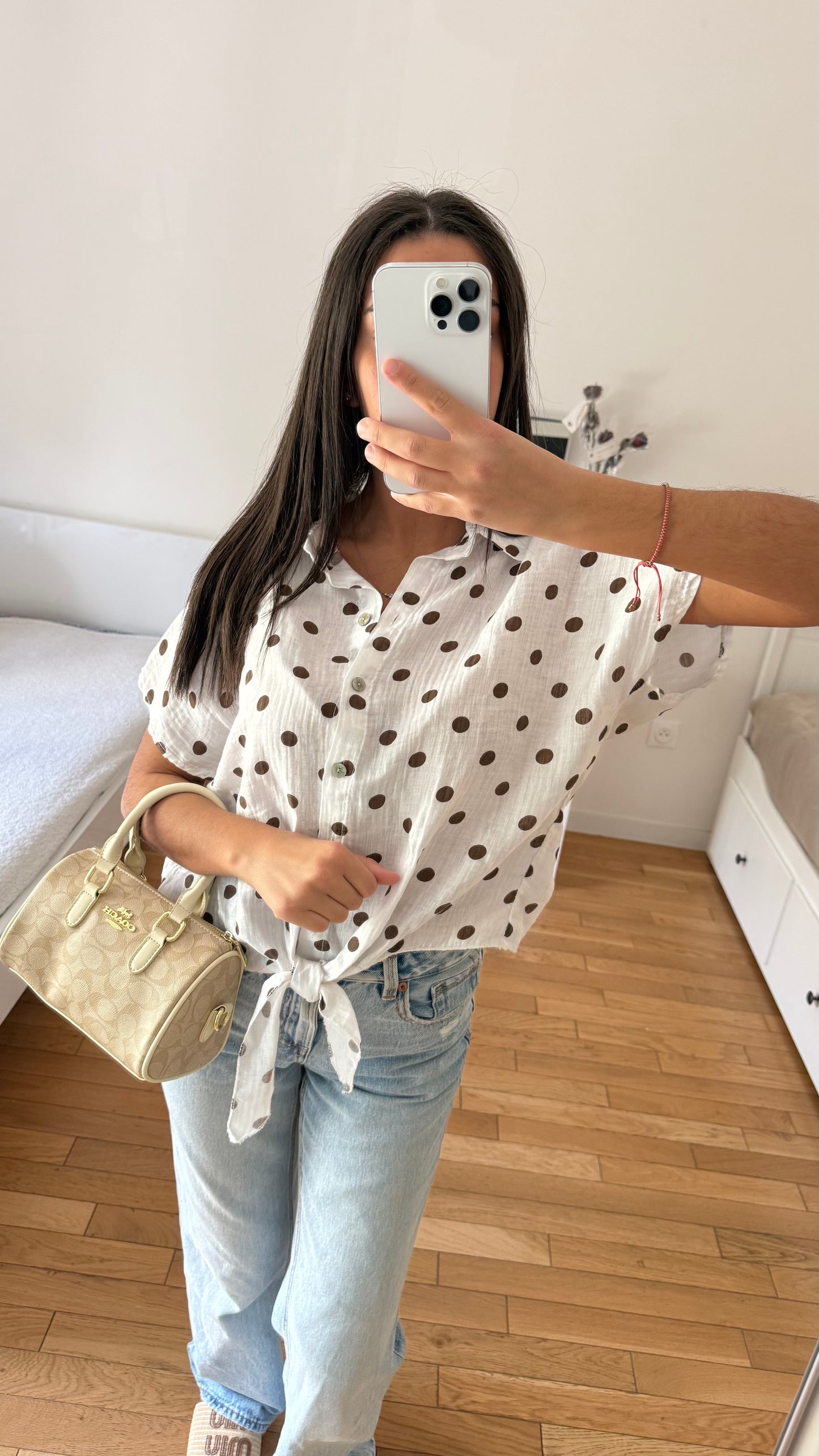 Chemise à pois blanche