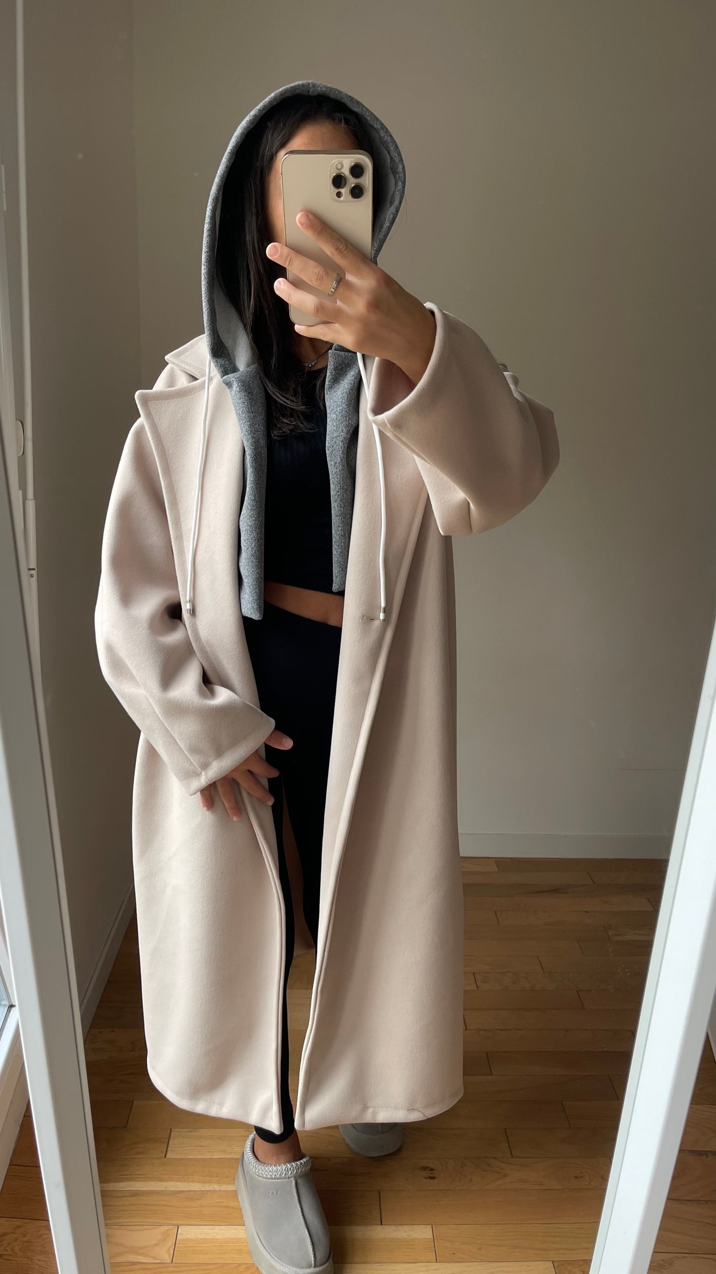 Manteau beige avec capuche grise integrée