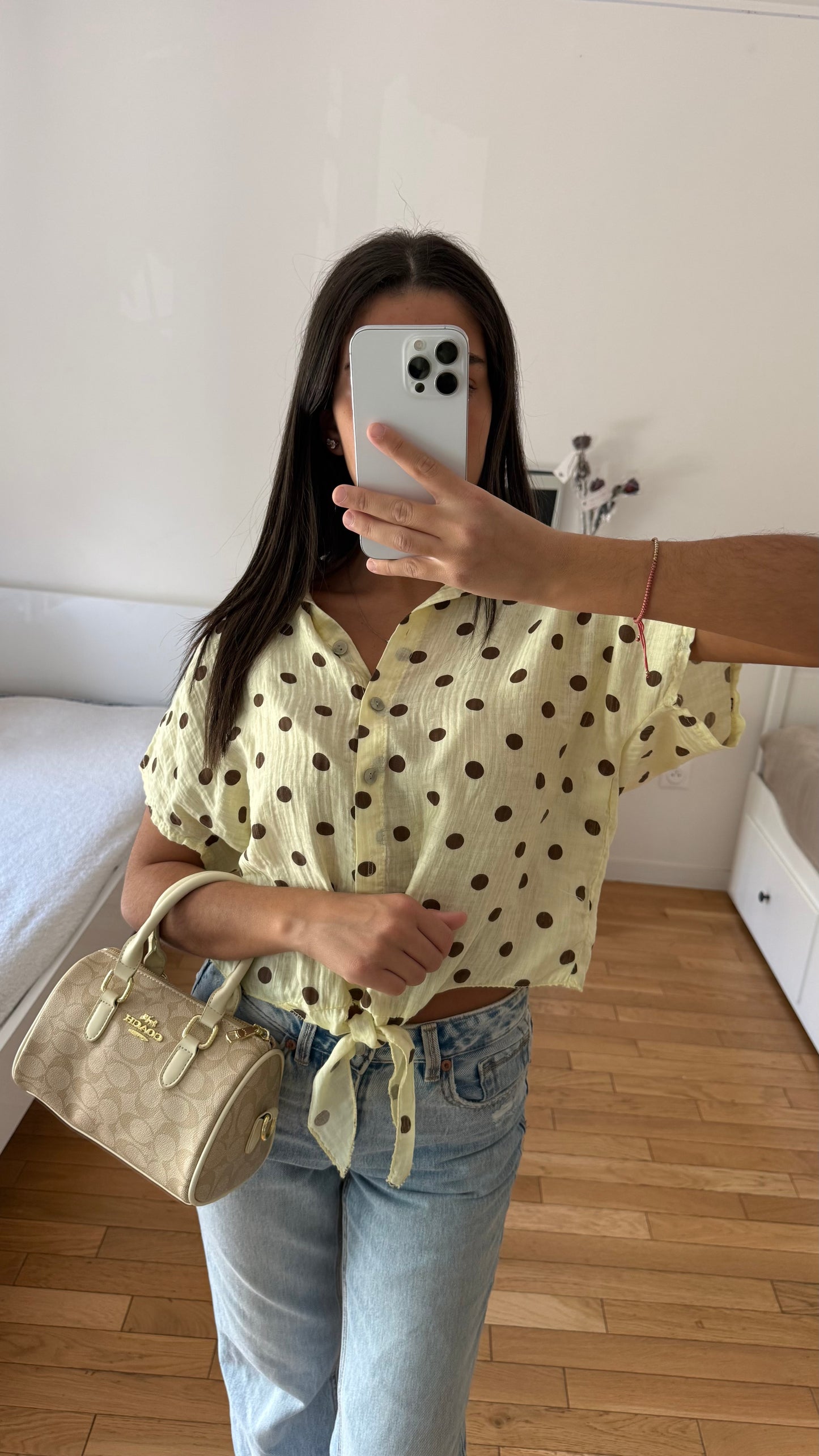 Chemise à pois jaune