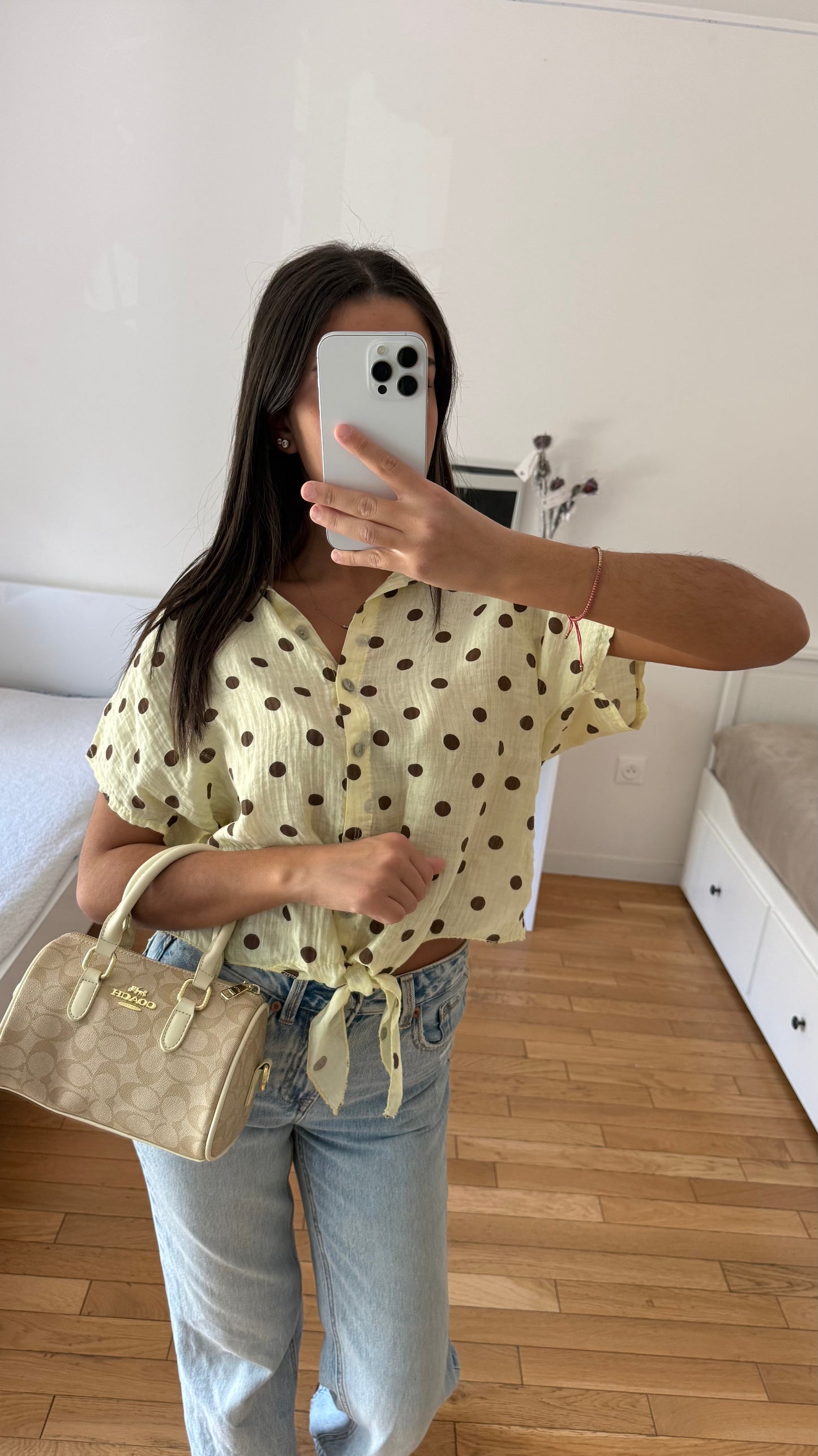 Chemise à pois jaune