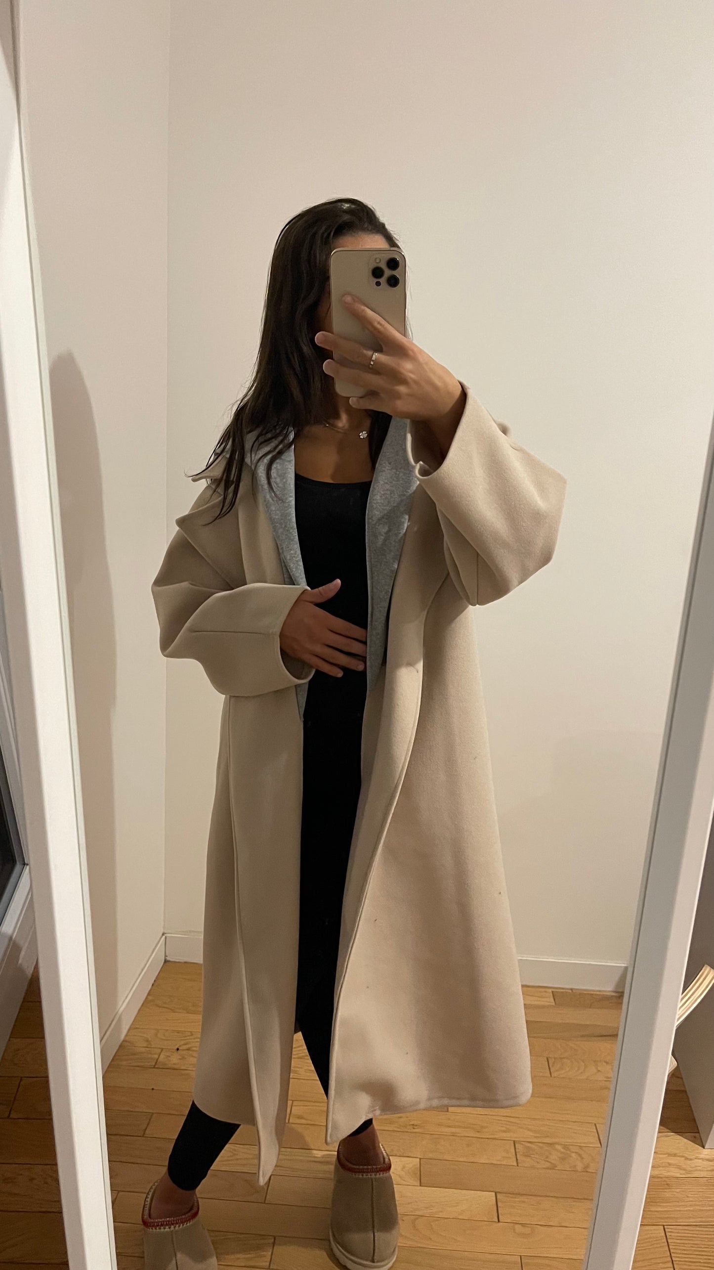 Manteau beige avec capuche grise integrée