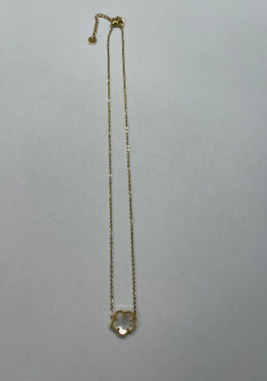 Collier fleur blanche la