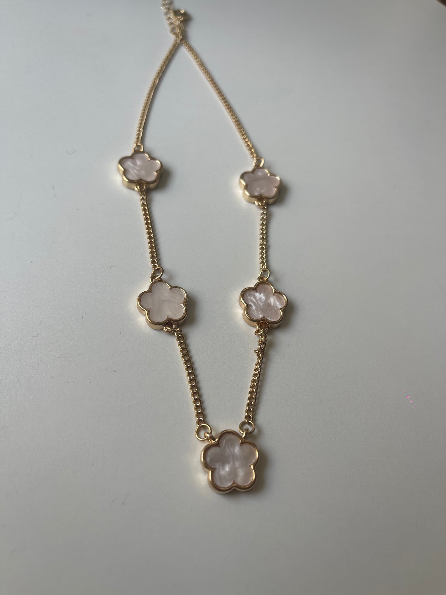 Collier fleurs rose