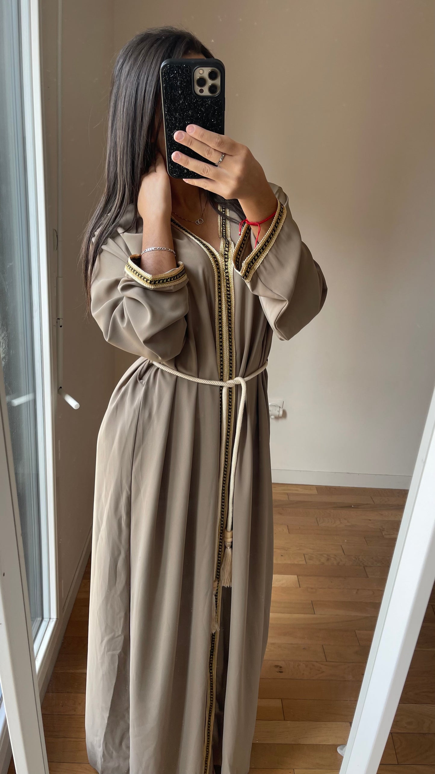 Abaya beige avec ceinture