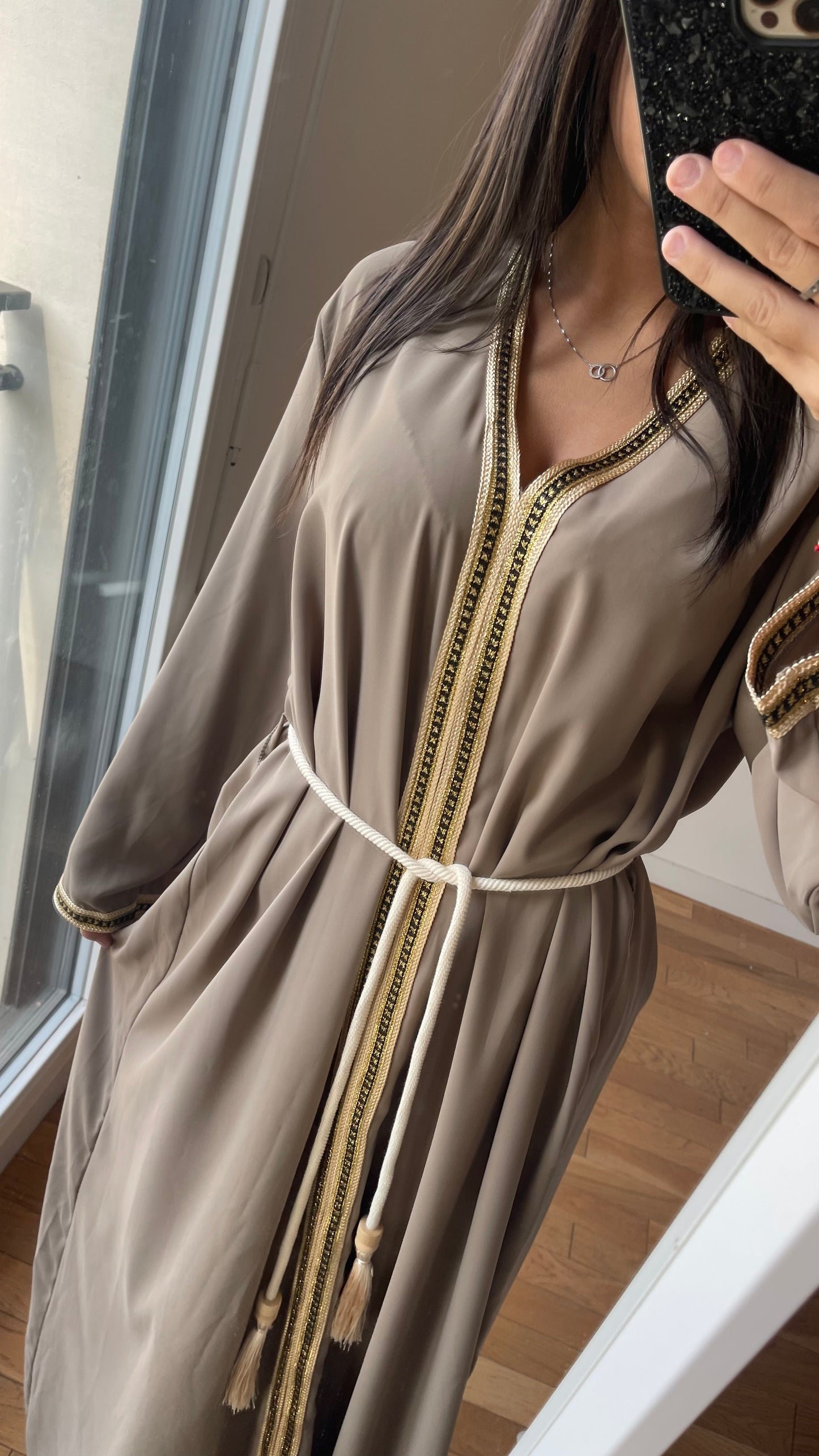 Abaya beige avec ceinture